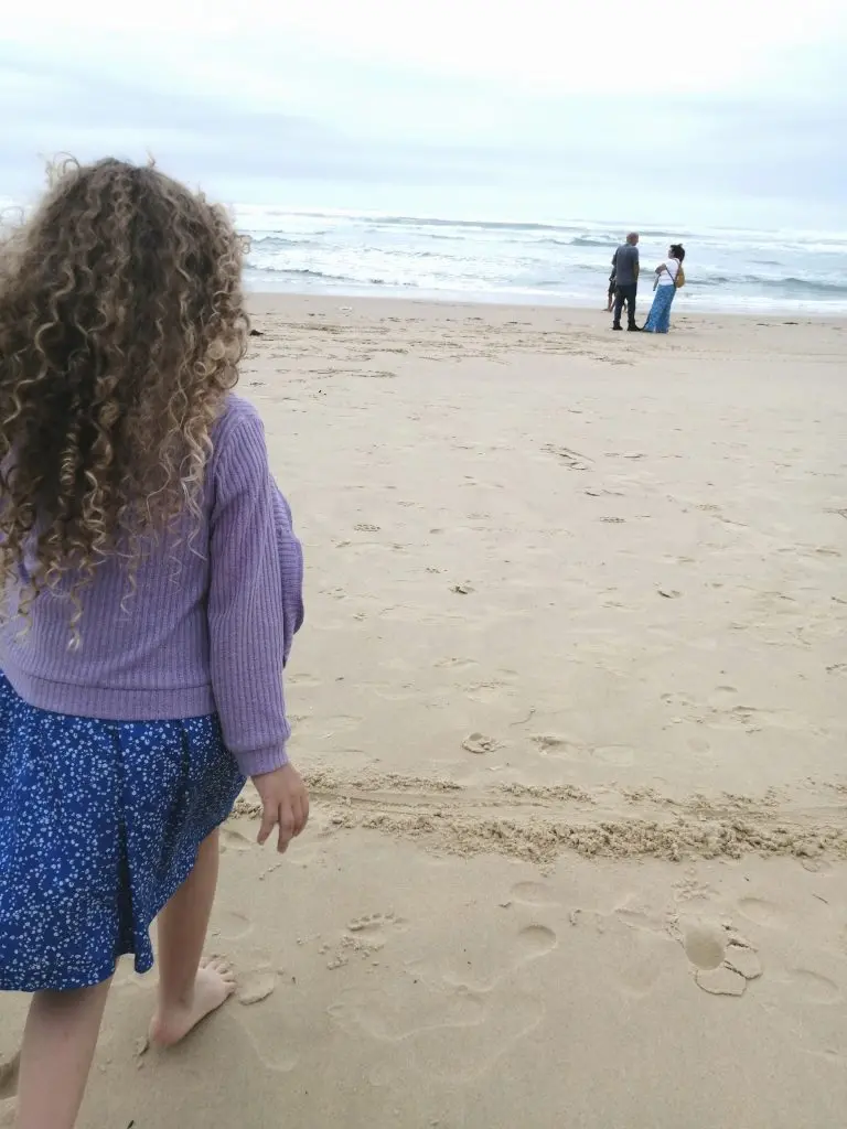 Fille marchant sur la plage